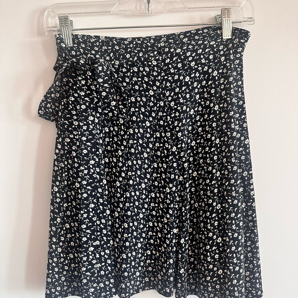 Brandy Melville Black and White Floral Mini Skirt